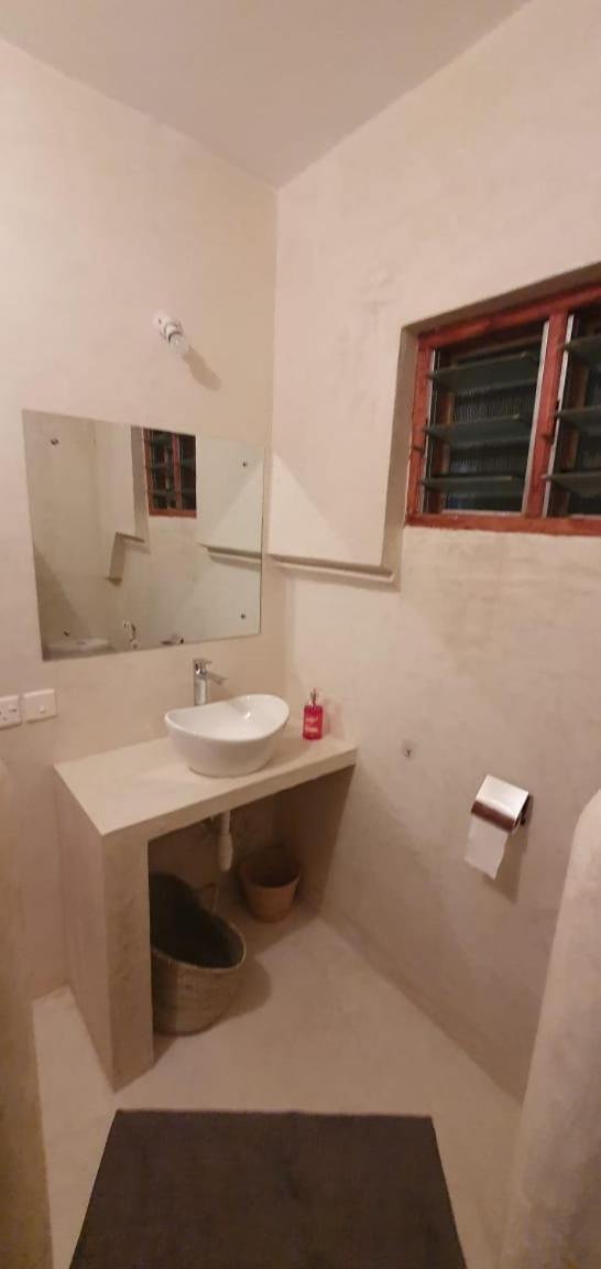 Kaleb'S Beachfront Serviced Studio Apartments Malindi Esterno foto