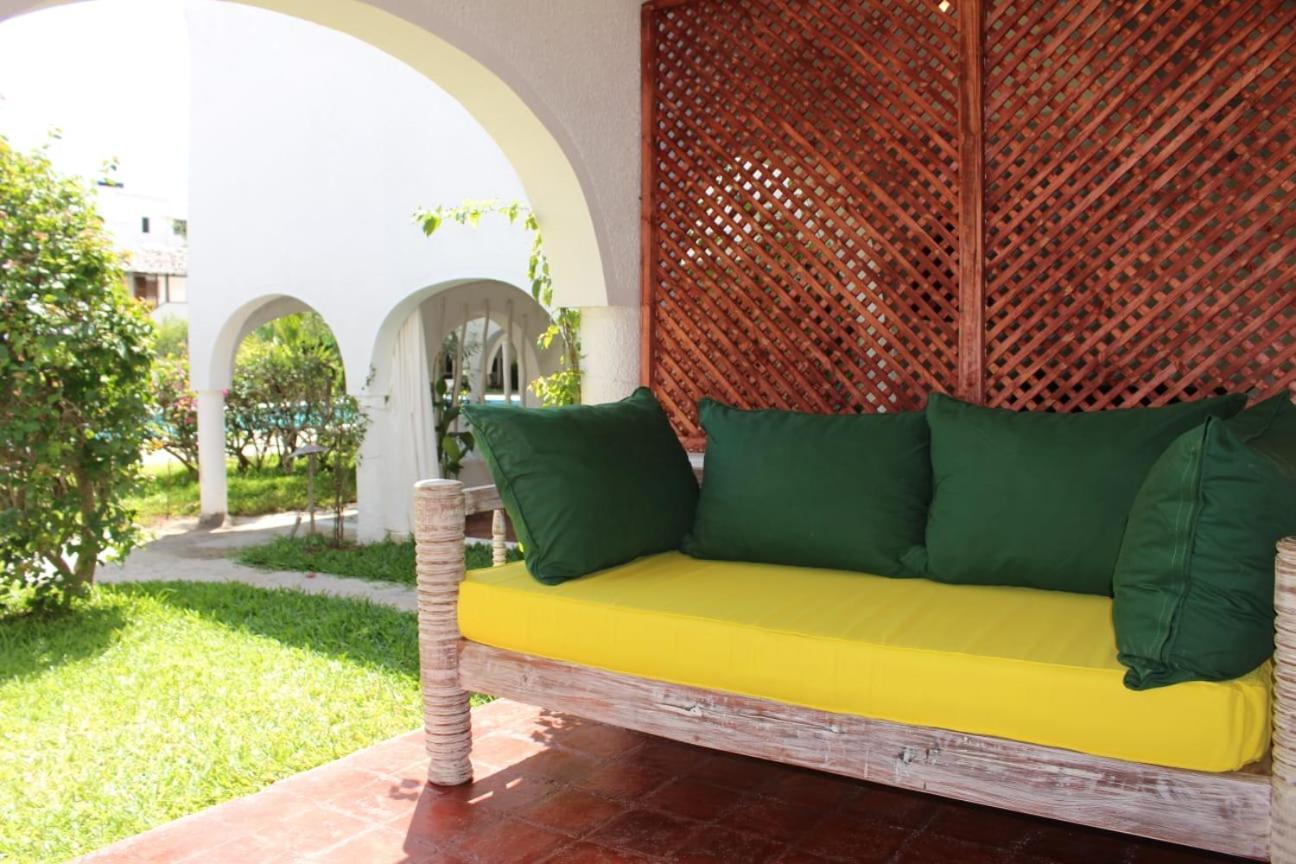 Kaleb'S Beachfront Serviced Studio Apartments Malindi Esterno foto