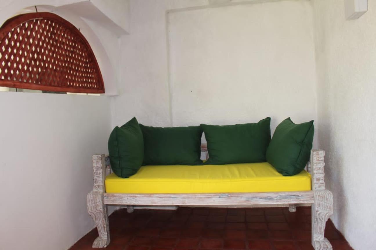Kaleb'S Beachfront Serviced Studio Apartments Malindi Esterno foto