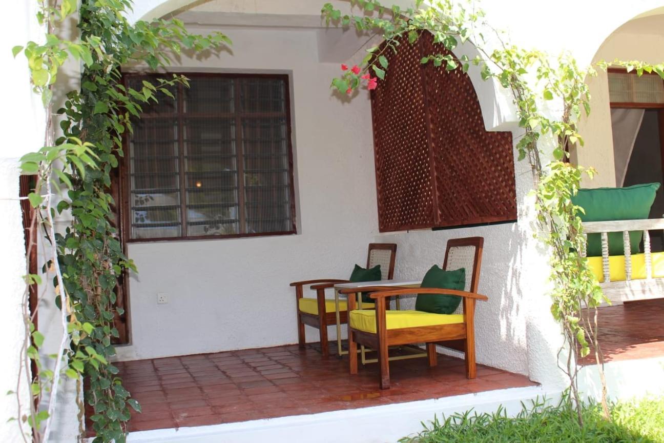 Kaleb'S Beachfront Serviced Studio Apartments Malindi Esterno foto