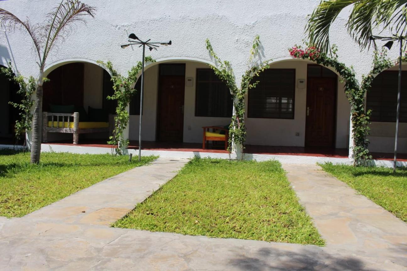 Kaleb'S Beachfront Serviced Studio Apartments Malindi Esterno foto