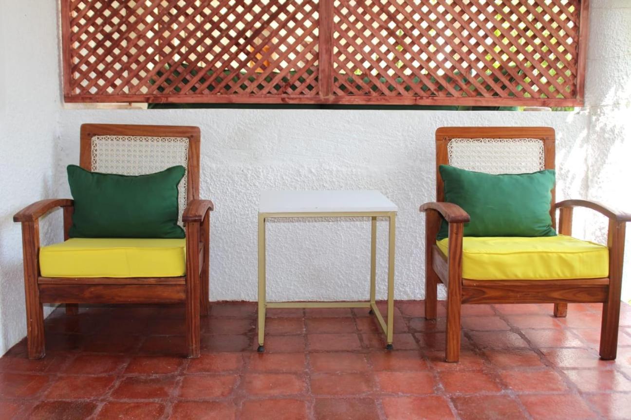 Kaleb'S Beachfront Serviced Studio Apartments Malindi Esterno foto