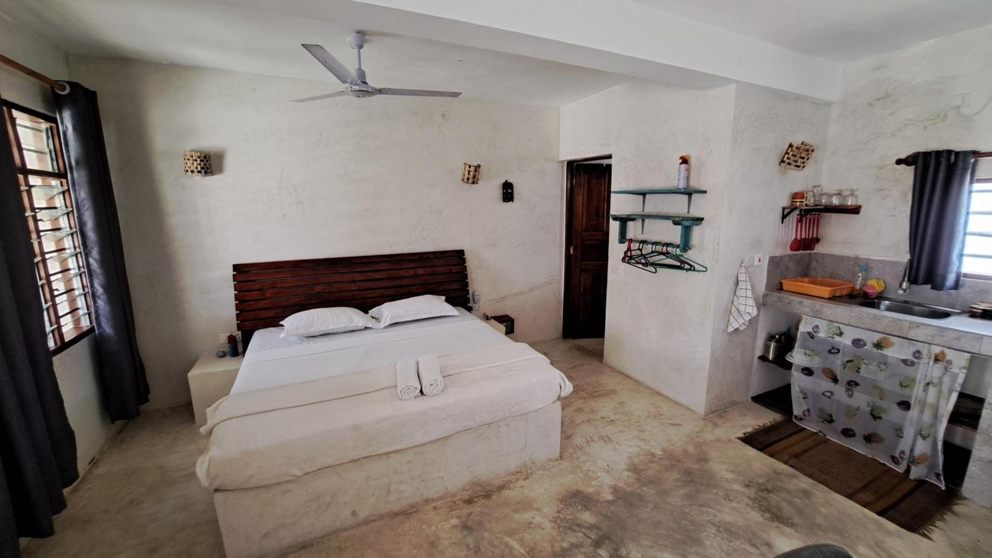 Kaleb'S Beachfront Serviced Studio Apartments Malindi Esterno foto