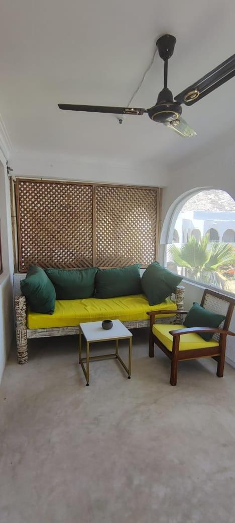 Kaleb'S Beachfront Serviced Studio Apartments Malindi Esterno foto